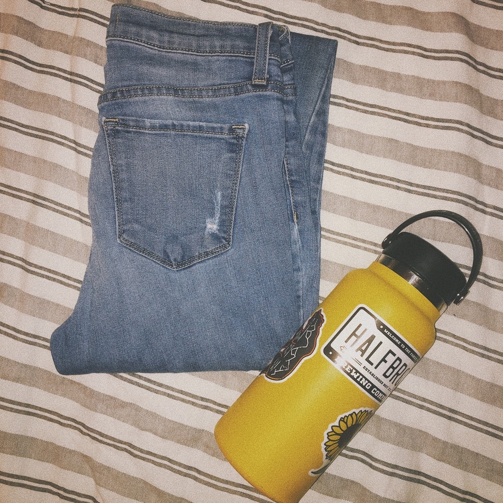Absolutely Cute Distressed Jeans 👖💛
